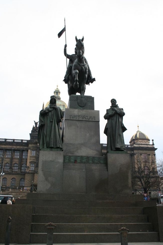 広場にある銅像。