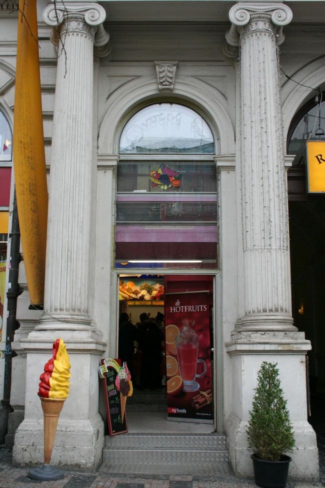 小腹が空いたので、ヴァーツラフ広場でおやつを食べることに。