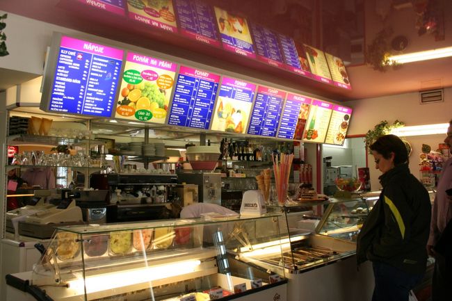 完全に地元の店風。英語メニューもありません。<br />とりあえず唯一知っているチェコ語で<br />「パラチンキ（＝クレープ）」を注文。<br />何となく世界中で通じそうな「ストロベリー味」で。<br />＋カフェモカも注文。