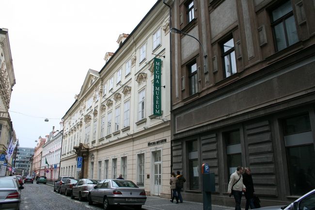 お腹も膨れて、次はミュシャ美術館です。<br />内部は撮影禁止でした。<br />この美術館は個人的にはかなりお気に入り。<br />狭いですがじっくり見てきました。<br /><br />美術館を出たところで、雨が降り始めたので、<br />いったんホステルに戻ります。<br />途中スーパーで明日の朝ごはんを調達。