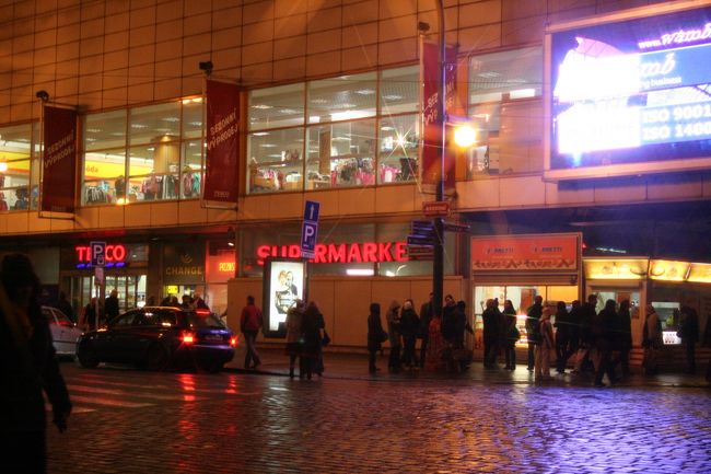 いったん小休止を挟んだあと、夕飯を食べに出かけます。<br /><br />どうせならピヴニッツェ（ビアホール）でビールを飲もうと、<br />ガイドブックに載っていてホステルからも近い、<br />ウ・メドヴィクに行くことに。<br />ナードロニー・トゥシーダ駅までのんびり歩いて来ました。