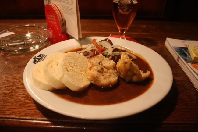 牛肉のグヤーシュ・クネドリーキ添えを注文。<br />クネドリーキがモチモチしてて美味しい！<br />これだけ食べて135KC。<br /><br />満腹になったので、今日はこれで街歩き終了。<br />ホステルに戻って、10時くらいには寝てしまいました。