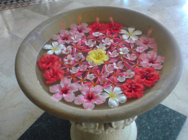 スパの入り口に置かれていたフローティングフラワー（っていうのかな？）。いかにも南国っていう雰囲気をかもしだしています。