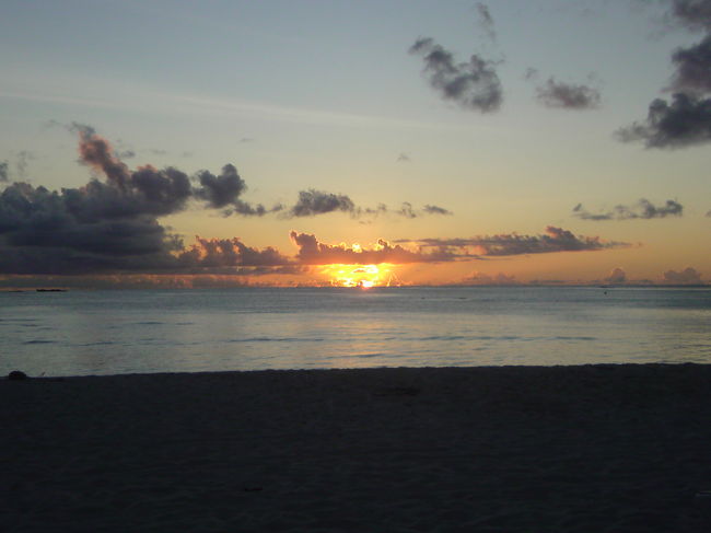 夕食のバーベキューにて、ハイアットのビーチから眺めたサンセット。海に沈む夕日なんてなかなか見られない海無し県に住む身としては、贅沢なひとときです。