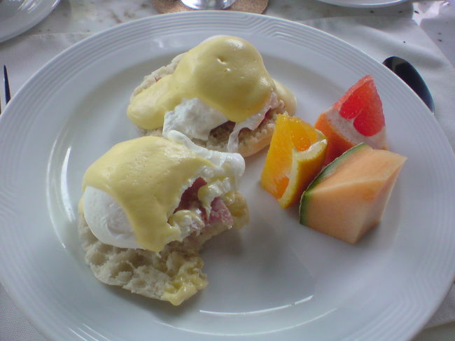 三日目の朝食はハイアット内の「キリカフェ」。庭を眺めながら朝食を取れるテラス席がお気に入りです。写真はエッグベネディクト(イングリッシュマフィン)。朝食はそんなに量が食べられないので、ビュッフェスタイルよりもアラカルトで注文した方が多少安く済みます。