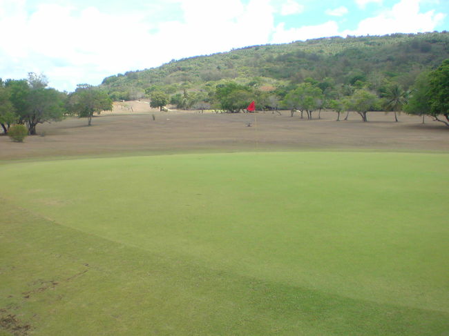 三日目のメインイベント、ゴルフ。嫁さんがコースデビューということで、サイパンカントリークラブの９ホール体験パックでプレイ。お客さんは私たち夫婦以外ゼロ（大丈夫かいな・・・）。おかげでゆっくりプレーできました。やっぱり暑いですからね。<br />レンタルクラブハーフセット・ロストボール６個・ミネラルウォーター１本・４人乗りカート・セルフプレー送迎つきで、$65。ゴルフの経験が少ない人にはちょうど良いかもしれません。