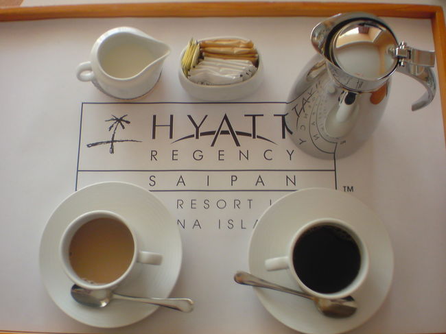 ハイアットゴールドパスポート会員（無料でなれます）は、朝の飲み物（コーヒーか紅茶）を無料でルームサービスしてくれます。部屋に置かれたルームサービス用のドアタグに書き込んで、夜中の2時までに外側のドアノブに吊っておけばOK。チェックイン時に会員カードの提示を忘れずに。