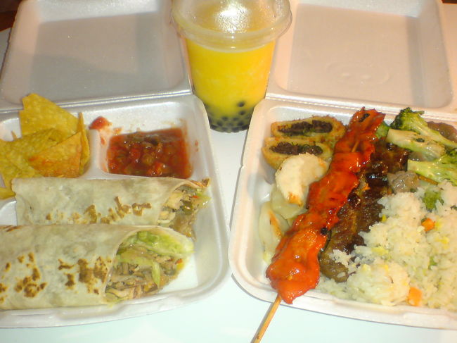 4日目の夕食は木曜日ということもあり、ガラパンストリートマーケットの屋台で。中華の屋台で＄５盛り合わせセット、スムージー×２に、ここでもハイアットのお世話になって、ハイアットの屋台でチキンファヒータス（メキシコ料理。チキンの炒め物をトルティーヤで巻いたもの）を購入。どれもおいしかったです。