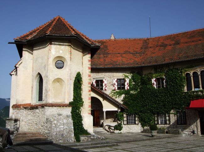 崖の上にそびえるブレッド城<br /><br />ここから見るブレッド湖と聖マリア教会は「絵」になります！