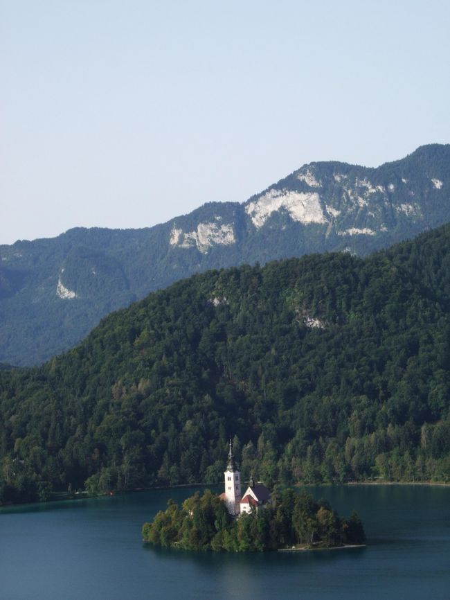 ブレッド城から見た聖マリア教会。<br />湖はブレッド湖<br />山はユリアンアルプス。さらに右側には最高峰のトリグラフ山が見えました！