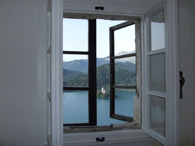 ブレッド城の窓から見えた聖マリア教会☆<br /><br />素敵(^▽^○)ノ<br /><br />窓を全開にしようと試みましたが、窓は固定で開きも閉まりもしませんでした…