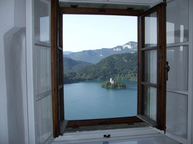 さらに１階上に上がると、全開の窓発見！！！<br /><br />絵になりますね☆