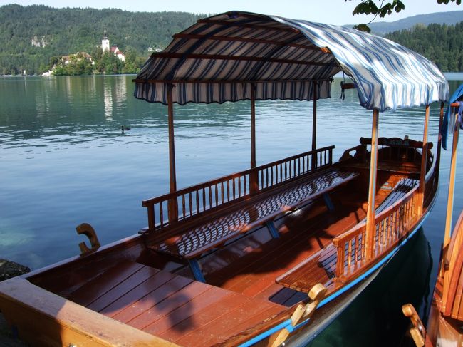 ブレッド湖に浮かぶ、聖マリア教会がある小島には手漕ぎボートで行く事ができます。<br />１８人乗りです。<br /><br />水質保護の為、手漕ぎボートしかないそうです。