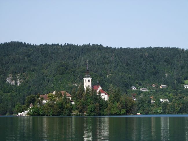 聖マリア教会がどんどん近づいてきます。<br /><br /><br /><br />※ツアーで行かれる皆さん…<br />ツアーによっては、聖マリア教会はブレッド湖畔やブレッド城から眺めるだけのツアーがあります。<br />小島に渡るか、渡らないかの違いがありますから、目的によってチェックしてくださいね☆