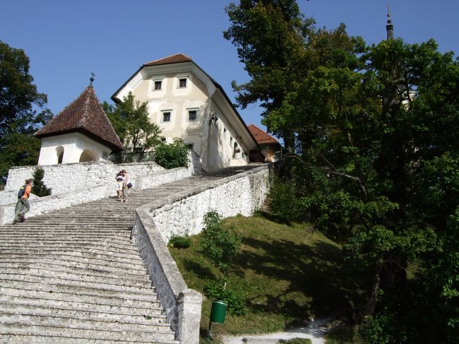 スロベニアの伝統的な結婚式では、花婿は花嫁をお姫様ダッコでこの階段（９８段）を登らなければいけないそうです。<br /><br />大変そうですねー。