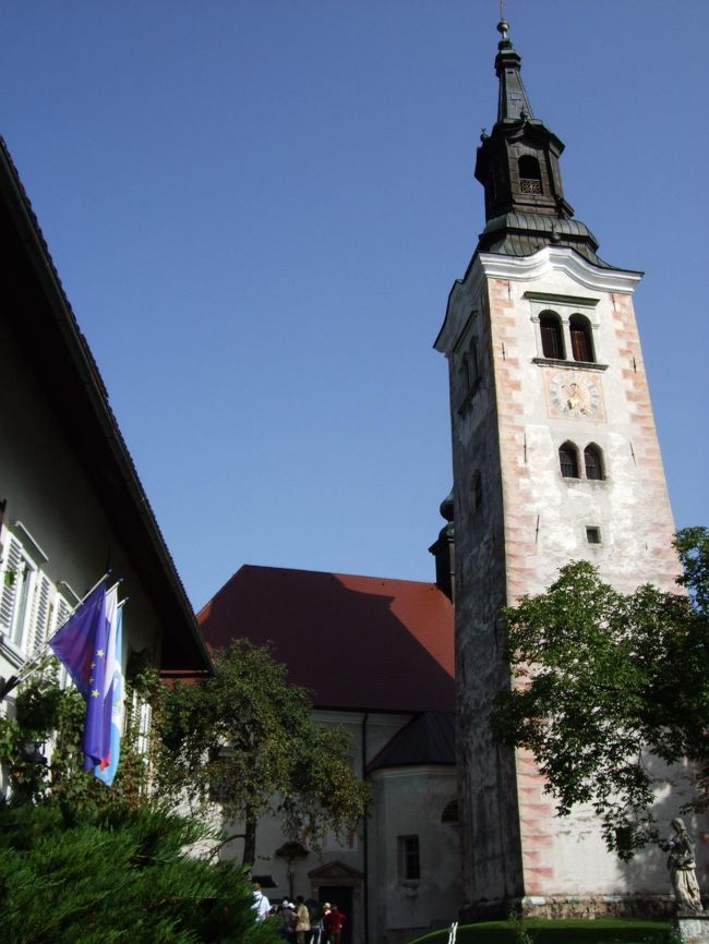 間近で見た聖マリア教会<br />中にも入れます。中には鐘を鳴らすと願いが叶うと言われる鐘楼があります。<br /><br />もちろん、鳴らしてきました。