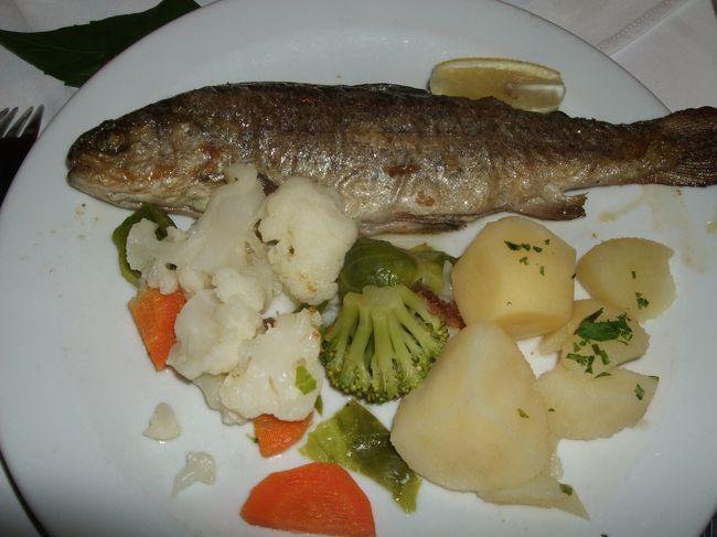 ランチは名物のマス料理を食べました☆<br />美味しかったですよ(^▽^○)ノ