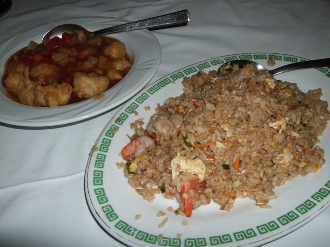 旅も７日目？この日の夕食は自由食という事で、バスでホテルに行く途中に窓から見えた、中華のお店へ<br /><br />＜北京飯店＞<br /><br />みんな、考える事は一緒みたいで…<br />一緒のツアーの人達が結構いました。久々の中華で美味しかったで〜す！