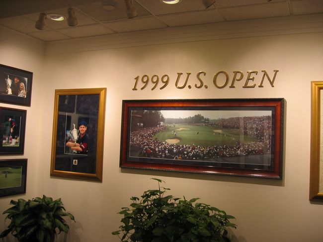 クラブハウスの廊下に当時の写真が展示されている。