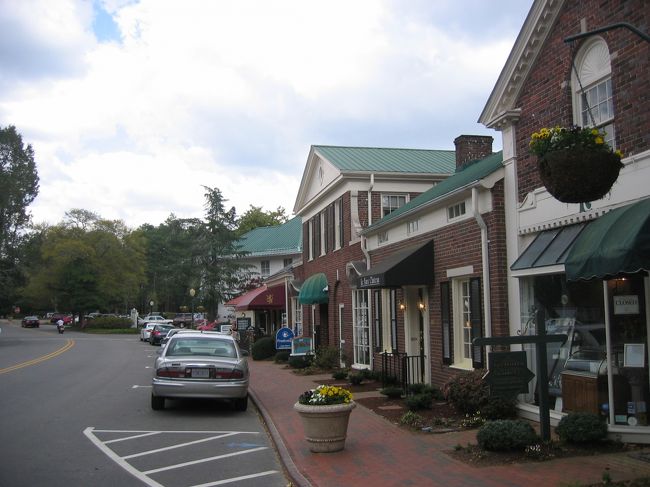 パインハ−スト・リゾートの洒落たショッピング通り。