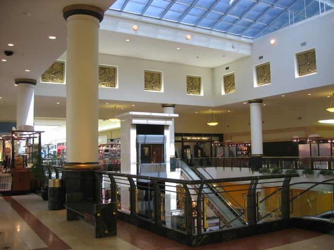 モールの中央吹き抜け。