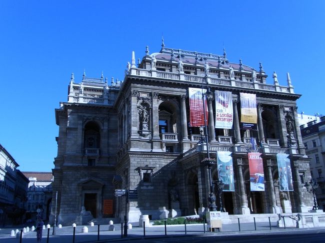 5/23　朝から散策開始。ホテルのすぐそばのオペラ座。