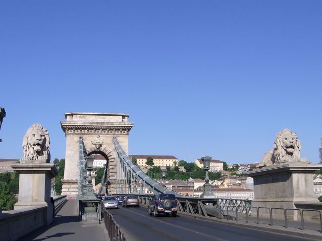 ドナウ川にかかるくさり橋。いいお天気です。