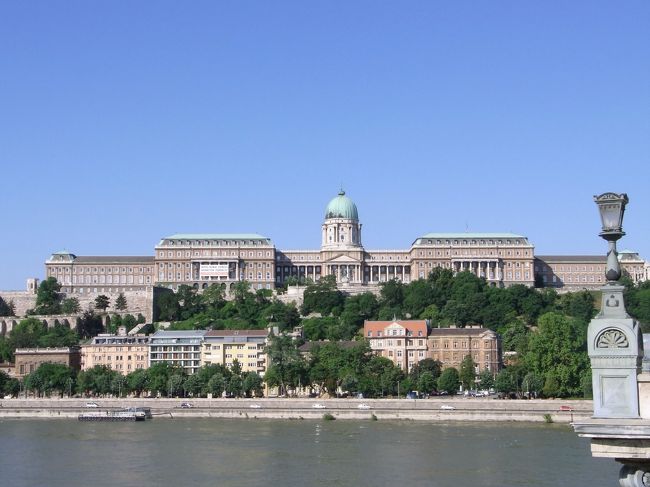 対岸に王宮が見えます。