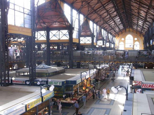 お土産の下見に中央市場へ。かなり広い。<br />生鮮食料品とお土産物が中心で　たくさん店があります。<br />おみやげ用のパプリカなどは中央の広い通りより奥の店のほうが安かった。行かれる方はよくチェックしてから買うのをお勧めします。<br /><br />市場の中の両替は比較的レートが良かった。と気がついたのは最終日　もう一度買い物に来たときでした。