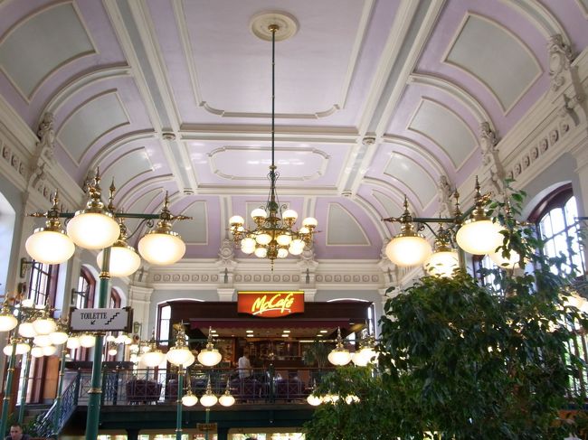ブダペスト西駅にある　世界一ゴージャスと言われているらしいマクドナルド。<br />思いっきりカメラを構えるとお店の人に注意されるのでこっそり撮影。