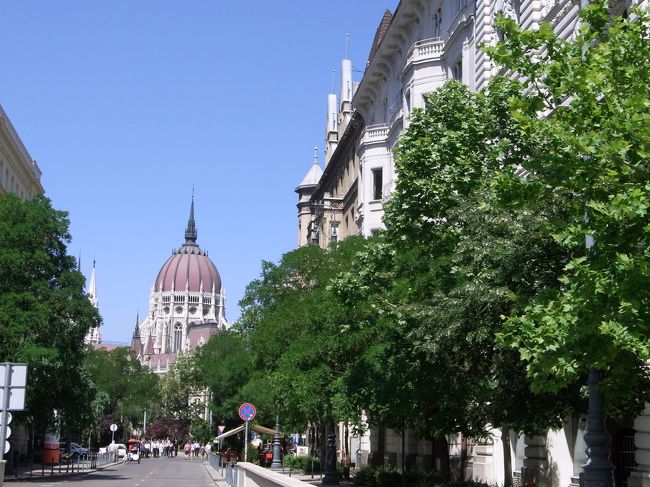 国会議事堂内の見学ツアーに参加するには、一人ずつ窓口に行ってチケットを購入。