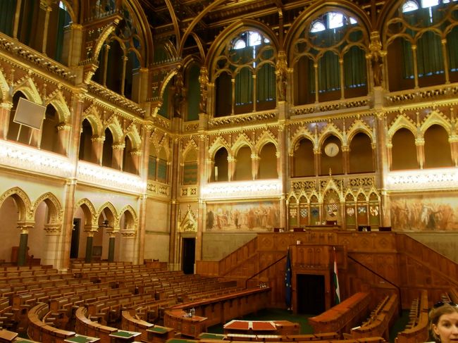 実際にここで会議が行われているそうです。<br />金色の装飾は金箔で　その量は･･･数字は忘れてしまったけど、聞いてびっくりしたことだけ覚えています。<br /><br />国会議事堂内見学ツアーは12:00から1:00まで。朝から歩きまわって空腹に。