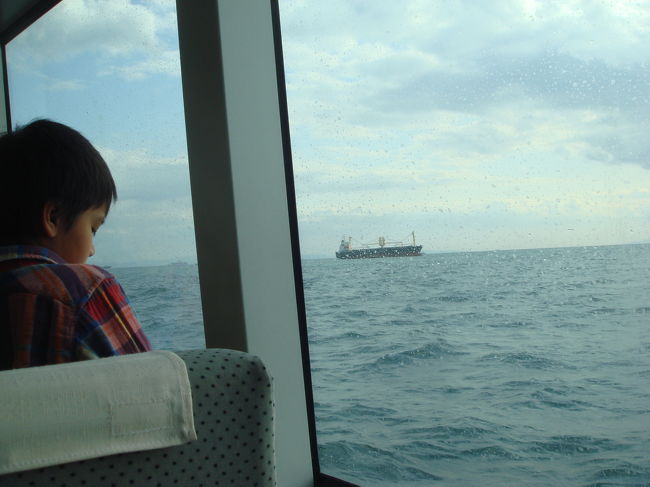 旅人ファミリーの初めての選択、神戸港のベイシャトル。車を置いて関空にお船でいくのです。