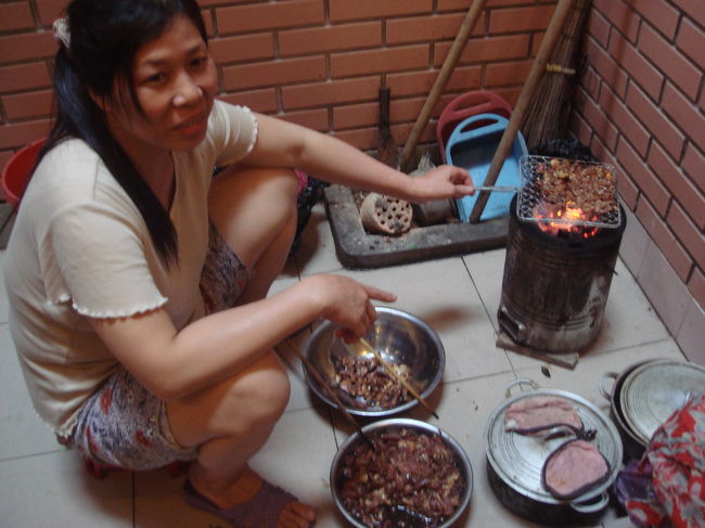 おはよう。朝から肉を焼くのですね。泊めてもらってる当社のコックさんち。
