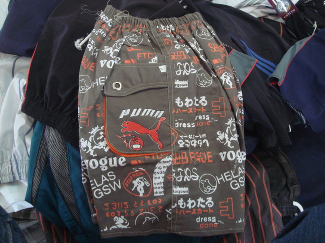 と、こんな、なに？見えるかしら、意味不明の日本語。以前、カトマンズでサンダルに「お羊がりの」と書いてあるのを思い出し・・・。