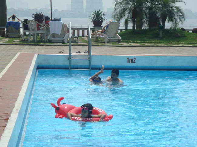 大好きなホテル、タンロイのプールへ。やや寒い。