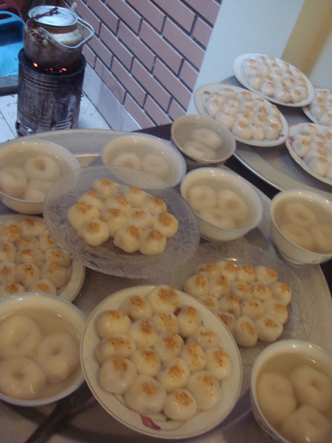 帰ると、こーんな団子攻撃が待っていた。なんだけ食うんなら―、団子ばっかりよー！でも、食うのよ。