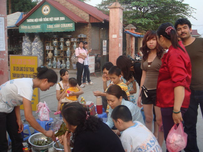 みんなでバチャンへ。大きな葉っぱに、もち米のなんやらおいしいものが包まれている棒状のちまき様を買います。