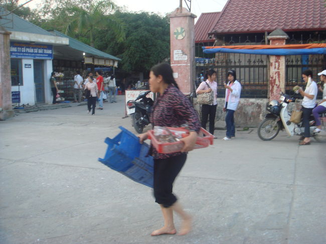 さ、さ、どいてよ、あたしが店だすんだからね、…って段階の露店のおばさん。