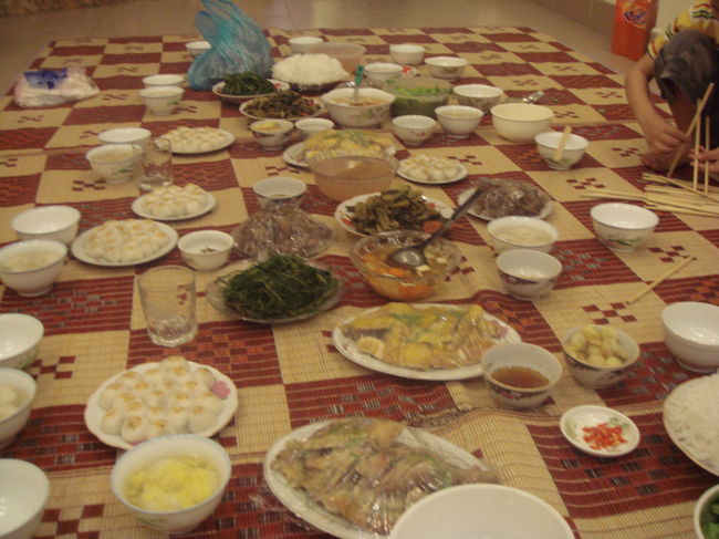 うおおお〜。誰がたべるのですか？<br />仮住まいの食卓はいつもこうです。