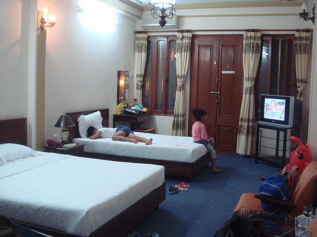 部屋には倒れ眠る息子。