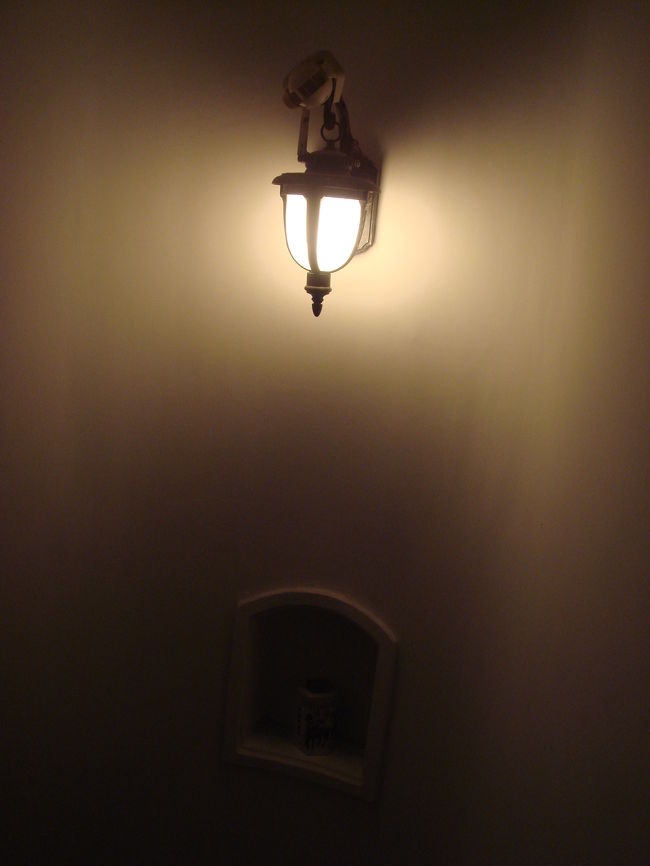 廊下には、ええな〜、好きだわ、こういうの。でも、下の壁のくぼみにあるのは何？。真鍮のボールに浮かぶちいさな蓮、でもあればよかったな。