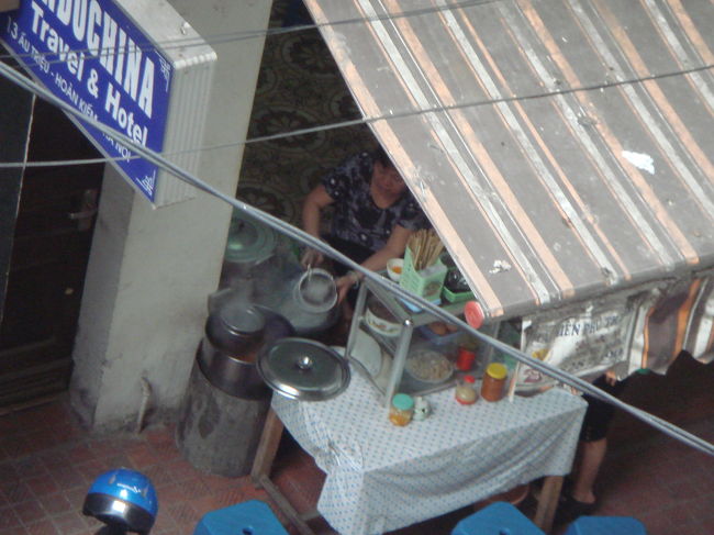 朝、窓の下の風景。