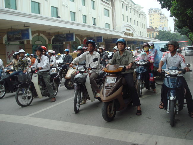 出るわよ、街へ。わっ、バイクみんなこっち向いとる・・・。あたりまえか。