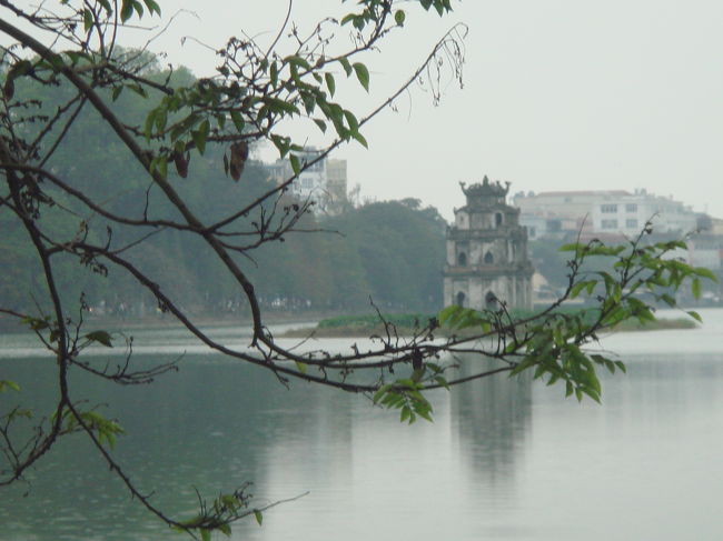 ホアンキエム湖。いつでも、穏やかに待っています。<br />幻の大亀を・・・。