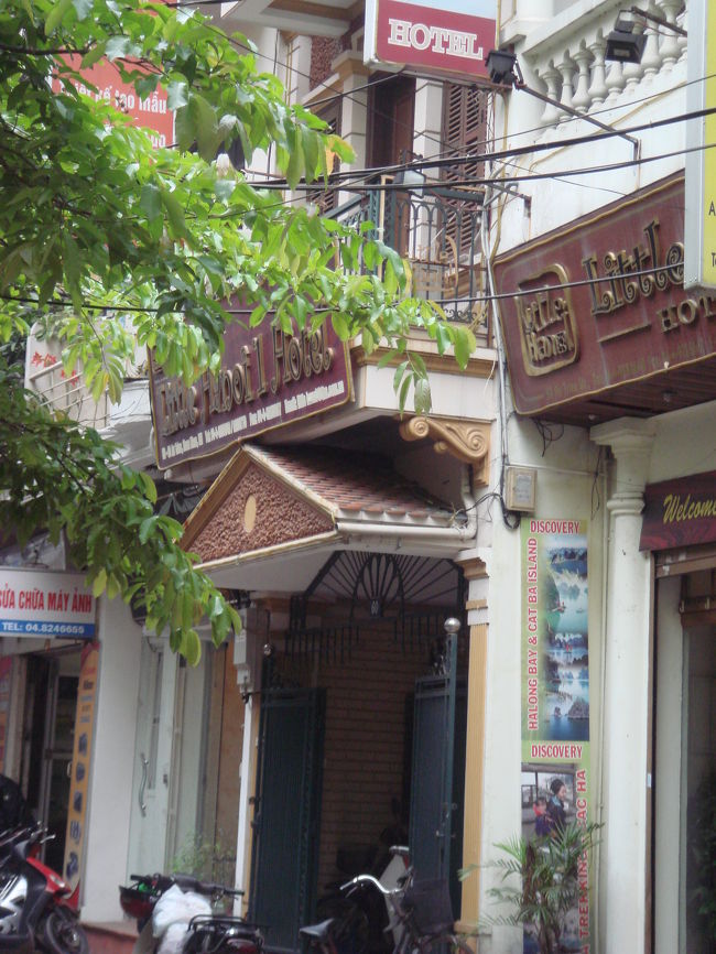 さよーなら。１泊した教会裏のリトルハノイホテル。フロントのおねーさんが、自分のサンダルを客の階段に脱ぎ捨てたりせず、そしてもちっと笑顔でしんちゃお、くらい言ってくれたらまた来たかも。