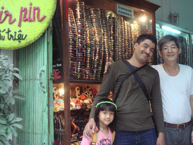 でも、近所の手作りヘアピン屋の家族はとっても仲良くなったよ。