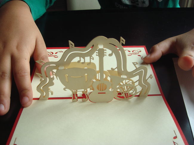 切り紙に凝ってらっしゃる担任の先生に、息子がおみやげを。この時、桁を３つ間違えた。１００円のものを買うのに、１０万円出した・・・みたいなこと。私が、です。