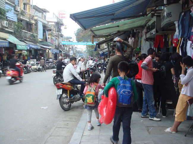 で、一路次宿に。旧市街のドンスアンマーケットに近いこぎれいなホテルへ。息子の左手に抱えられた浮き輪が活躍するはず。