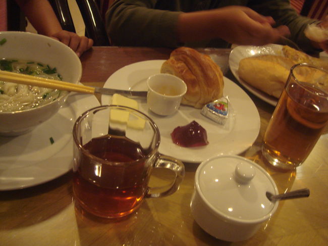 ホテル内の小さなレストランで朝食。おいしかった。前夜、おなかがすいたと言ったら、スタッフがパンをたくさんくれた。ここ、気に入りました。